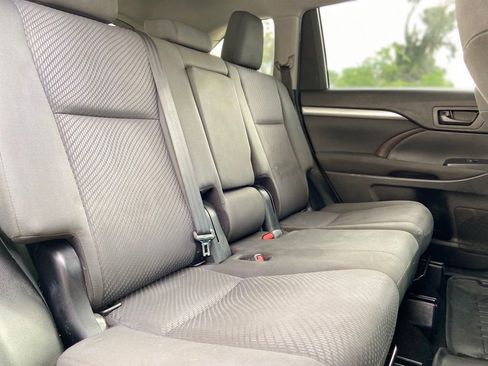 Used 2019 Toyota Highlander LE FWD image 22