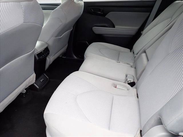 Used 2022 Toyota Highlander LE AWD/4WD image 10