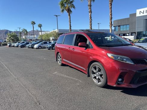 Used 2018 Toyota Sienna SE Premium w/ Carpet Mat Package FWD image 2
