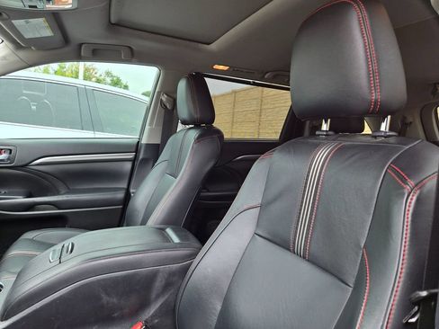 Used 2019 Toyota Highlander SE w/ Nightshade Edition AWD/4WD image 22