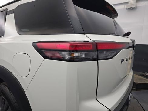 Used 2025 Nissan Pathfinder SV image 18