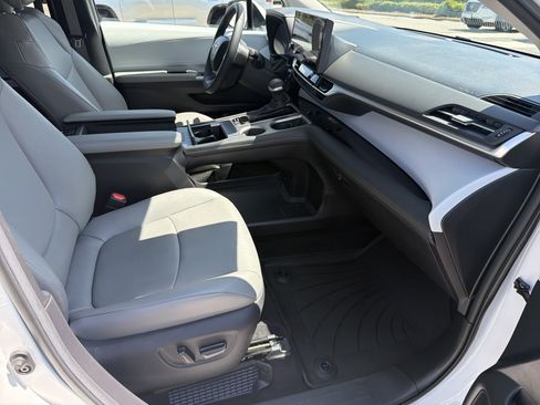 Certified 2025 Toyota Sienna XLE FWD image 23
