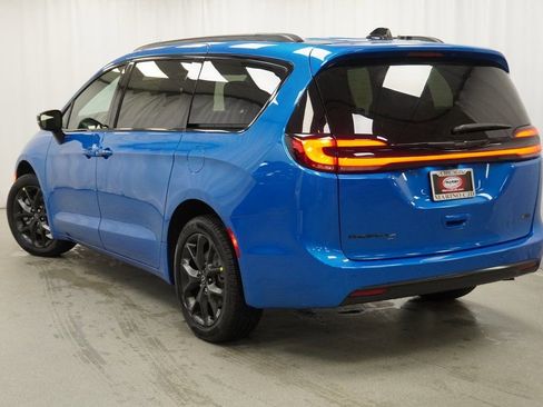 New 2026 Chrysler Pacifica Select image 13