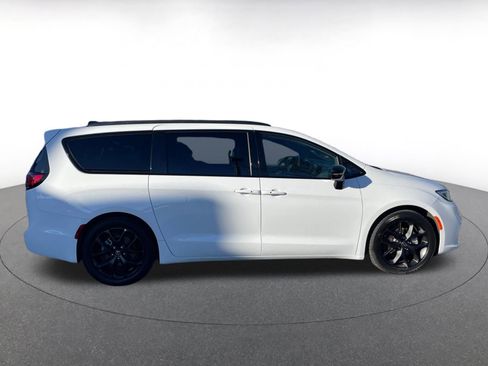 Used 2025 Chrysler Pacifica Limited image 15
