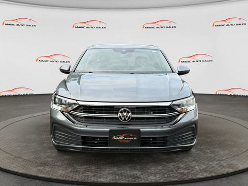 Used 2023 Volkswagen Jetta SE w/ Panoramic Sunroof Package FWD image 3