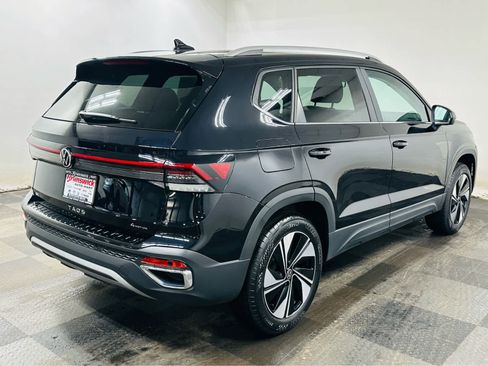 Certified 2025 Volkswagen Taos SE image 6
