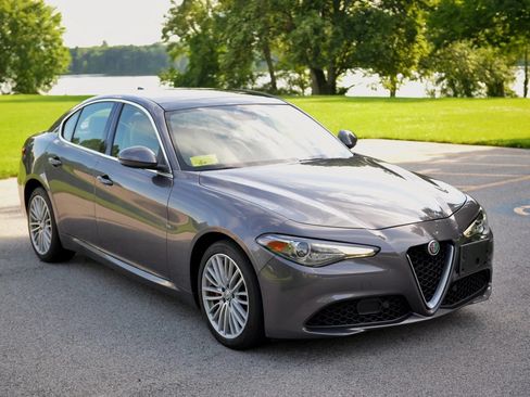 Used 2018 Alfa Romeo Giulia Ti w/ Quick Order Package 22X Lusso AWD/4WD image 19