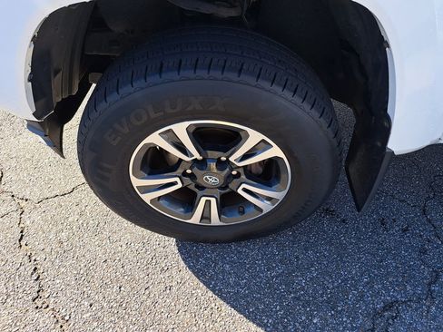 Used 2019 Toyota Tacoma TRD Sport image 31