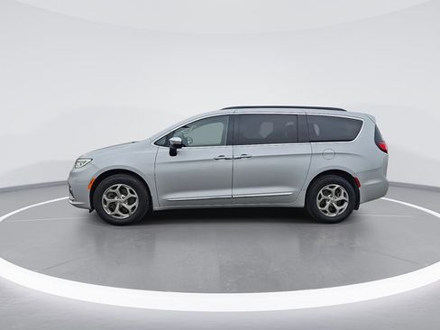 Used 2023 Chrysler Pacifica Limited w/ Uconnect Theater Family Group image 7