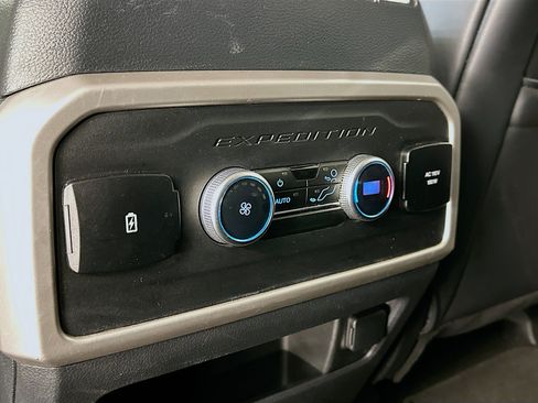 Used 2024 Ford Expedition XLT image 28