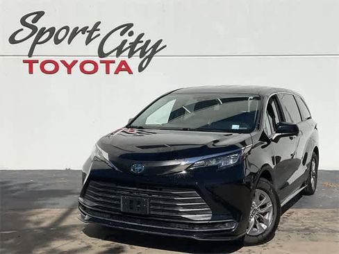 Used 2021 Toyota Sienna LE image 1