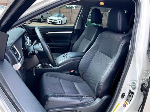 Used 2017 Toyota Highlander Plus image 8