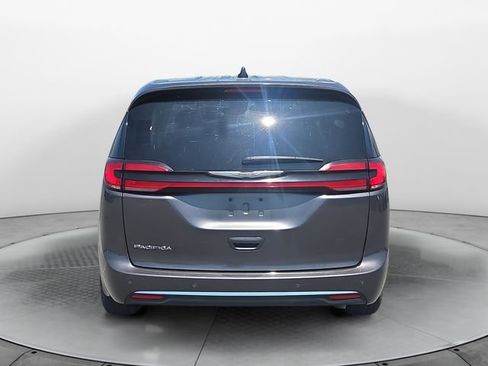 Used 2023 Chrysler Pacifica Touring-L FWD image 4
