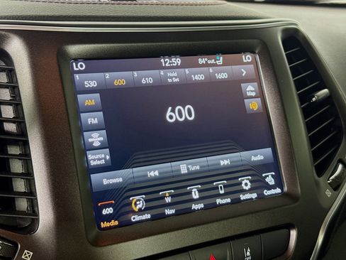 Used 2019 Jeep Cherokee Trailhawk AWD/4WD image 17