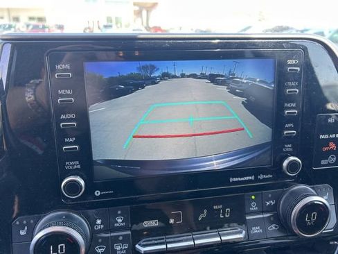 Used 2021 Toyota Highlander XLE image 17