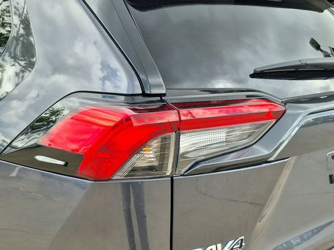Used 2022 Toyota RAV4 LE AWD/4WD image 11