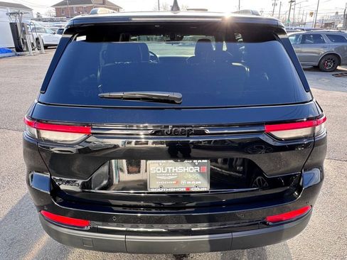 Used 2025 Jeep Grand Cherokee Altitude AWD/4WD image 6