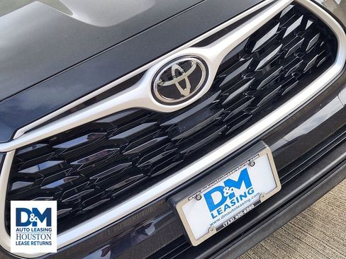 Used 2022 Toyota Highlander XLE FWD image 13
