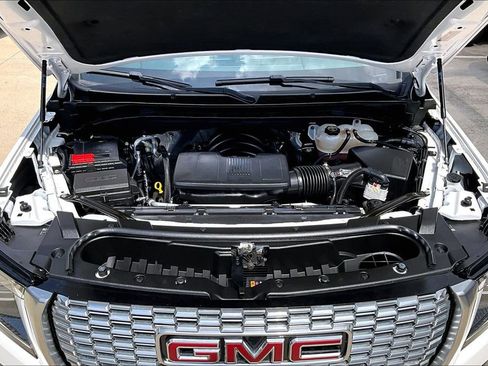 Used 2024 GMC Yukon Denali w/ Denali Reserve Package AWD/4WD image 11