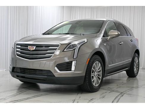 Used 2018 Cadillac XT5 Luxury w/ Driver Awareness Package image 4