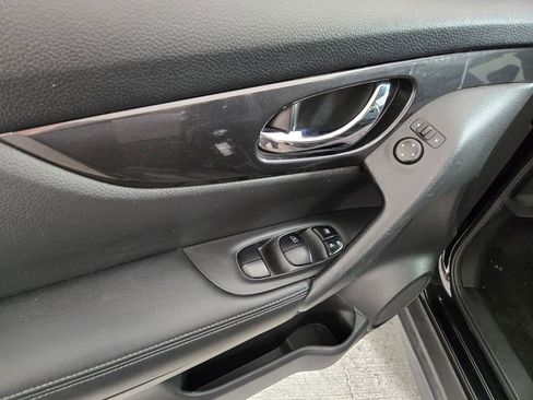Used 2019 Nissan Rogue SV AWD/4WD image 24