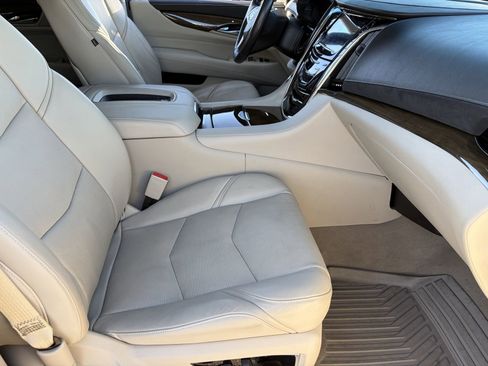 Used 2019 Cadillac Escalade ESV Luxury w/ LPO, Radiant Package AWD/4WD image 11