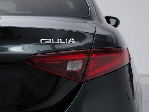 Used 2022 Alfa Romeo Giulia Sprint RWD image 11