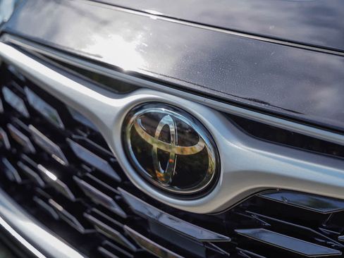 Used 2021 Toyota Highlander L image 3