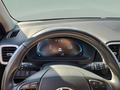 Used 2023 Hyundai Venue Limited image 20