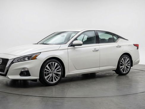 Used 2025 Nissan Altima 2.5 SV FWD image 3