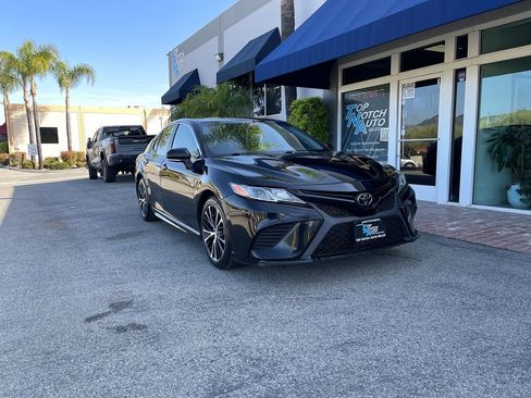 Used 2019 Toyota Camry SE image 3