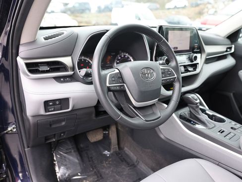 Used 2023 Toyota Highlander XLE AWD/4WD image 16