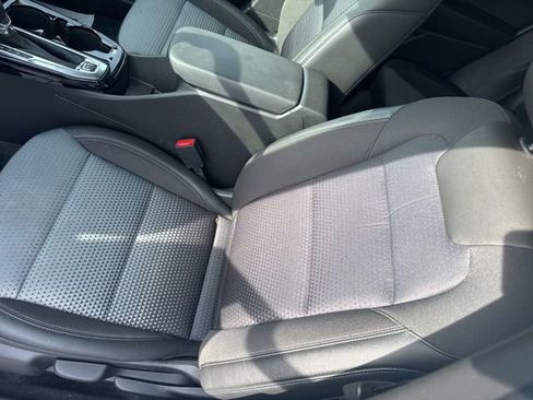 Used 2025 Chevrolet Trax LT w/ LT Convenience Package image 11