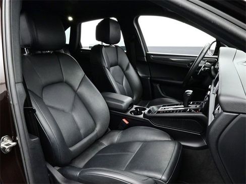 Certified 2022 Porsche Macan image 18