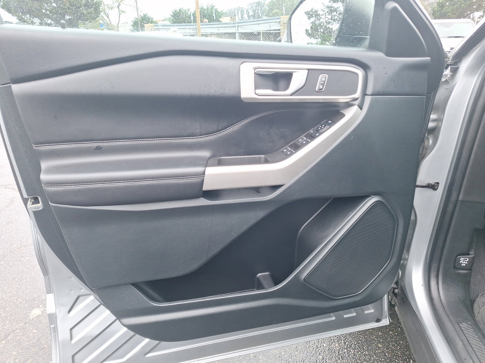 Used 2024 Ford Explorer XLT RWD image 13