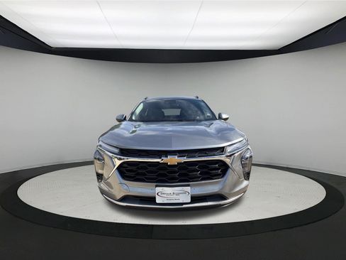 Used 2025 Chevrolet Trax LT FWD image 2