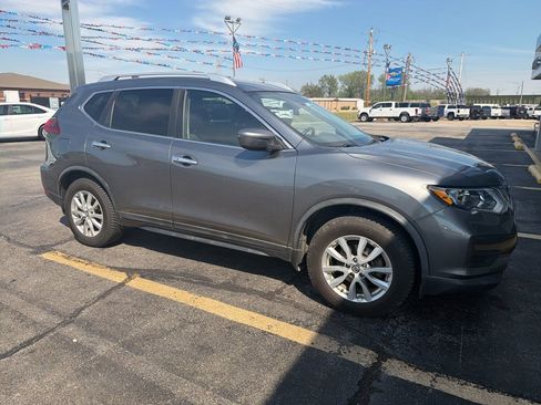 Used 2020 Nissan Rogue SV image 2