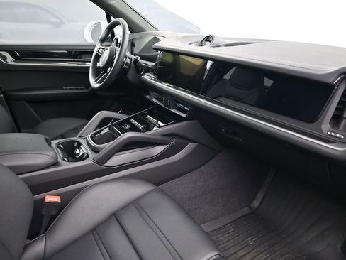 Certified 2025 Porsche Cayenne Turbo AWD/4WD image 14