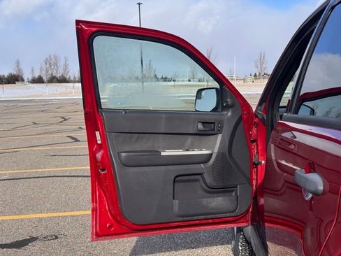 Used 2010 Ford Escape XLT image 4