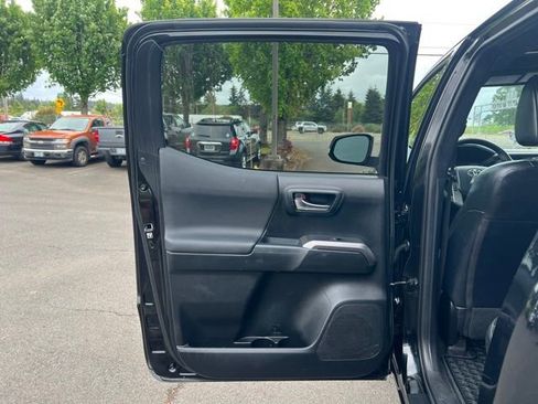 Used 2018 Toyota Tacoma TRD Sport AWD/4WD image 9