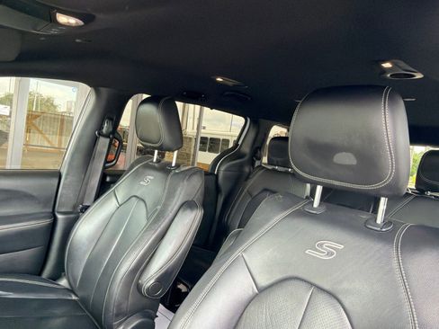 Used 2020 Chrysler Pacifica Touring-L w/ Advanced Safetytec Group AWD/4WD image 17