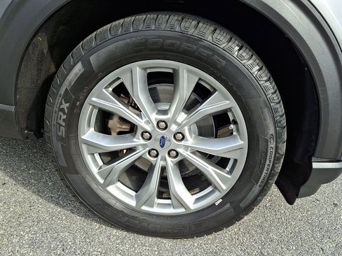 Used 2021 Ford Explorer Limited w/ Equipment Group 301A AWD/4WD image 8