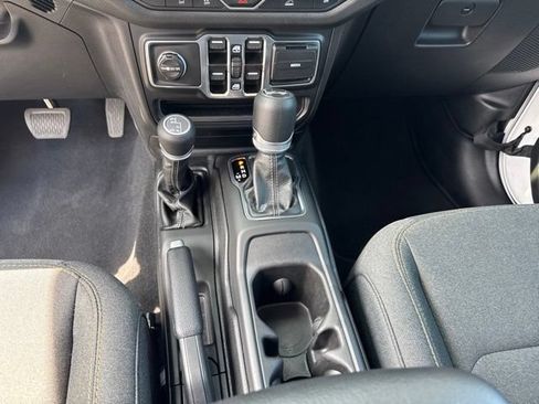 Used 2025 Jeep Wrangler Sport S AWD/4WD image 28