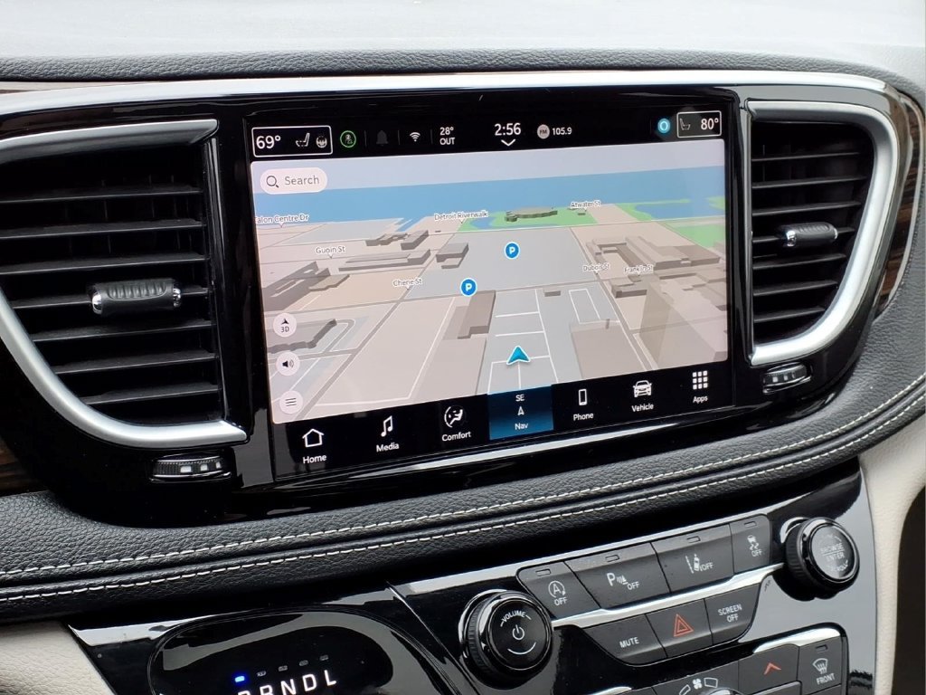Used 2024 Chrysler Pacifica Limited FWD image 12