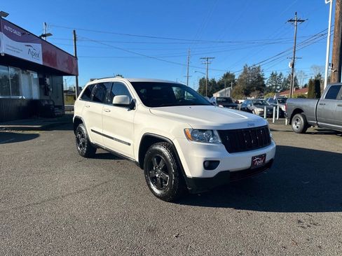 Used 2011 Jeep Grand Cherokee Laredo AWD/4WD image 5