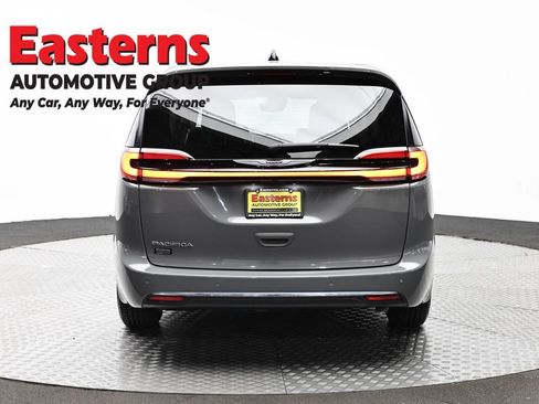 Used 2023 Chrysler Pacifica Touring-L FWD image 6