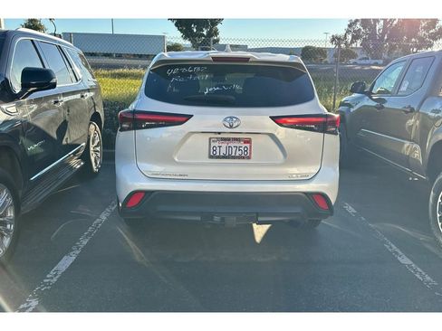 Used 2020 Toyota Highlander LE image 4