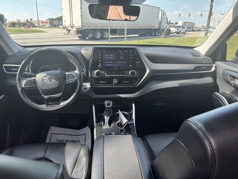 Used 2021 Toyota Highlander XLE FWD image 9
