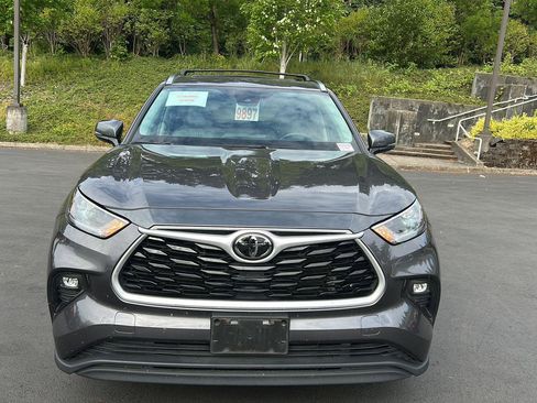Used 2021 Toyota Highlander XLE AWD/4WD image 6