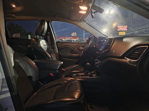 Used 2019 Jeep Cherokee Latitude Plus AWD/4WD image 19